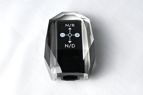 Automotive gear shift crystal knob for luxury and high-end vehicles